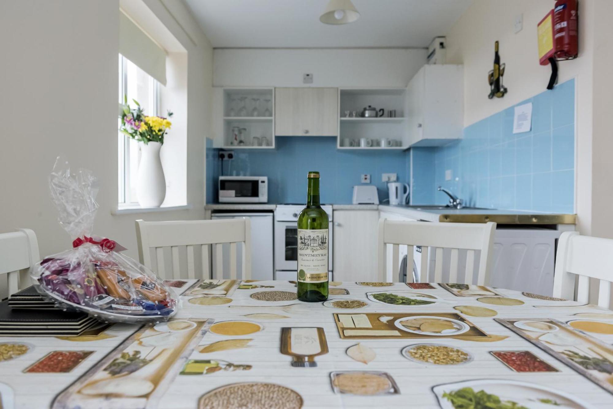 Marine Court Ground Floor Apartment بوندوران المظهر الخارجي الصورة